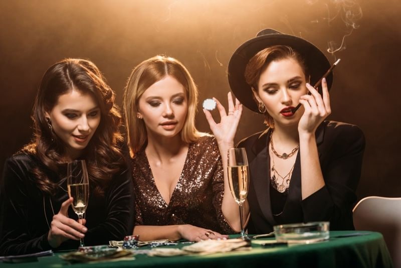 Ilustrasi permainan slot online berwarna cerah dengan ikon buah dan hiasan