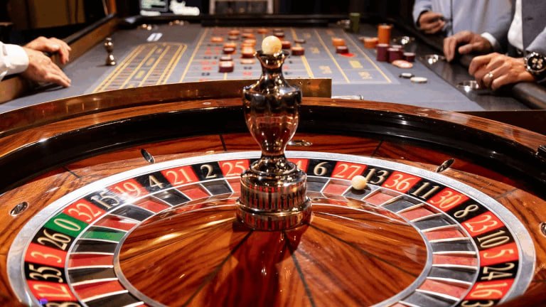 Ilustrasi permainan slot online dan taruhan sportsbook di platform happyjudi